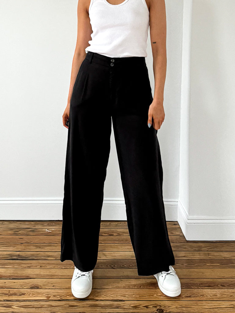 Want to look dope in your next meeting with your boss or business  associates ? This Bespoke pleated Velvet trouser from… | Velvet trousers,  Business women, Fashion