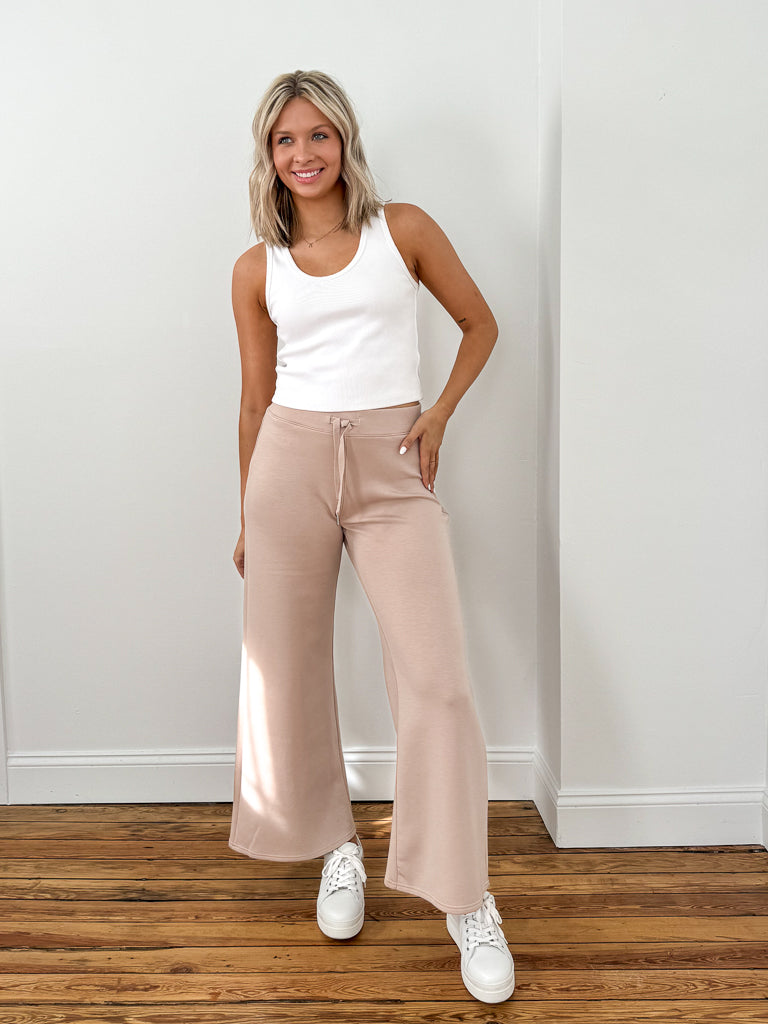 My favorite go-to pants? @spanx !! 🤗🤩💃🏼 From wide-leg, to flare jeans,  straight leg pants and suede leggings. 😘They've